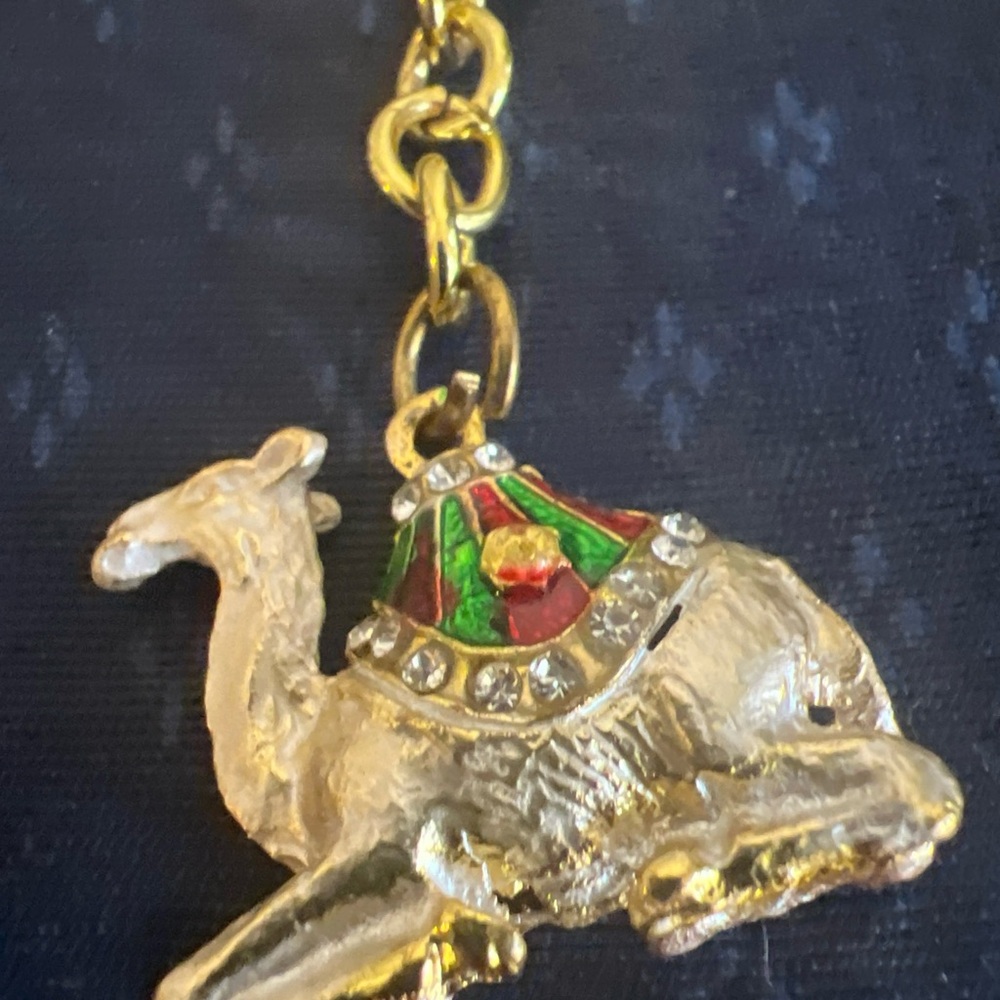 Beautiful Camel With Rhinestones Keychain - Picture 4 of 10
